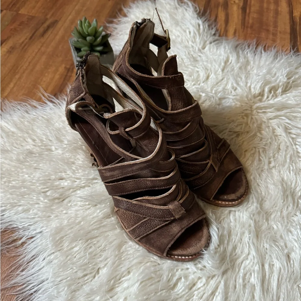 Freebird Claw Strappy Leather Heeled Sandals Brown - Picture 2 of 9